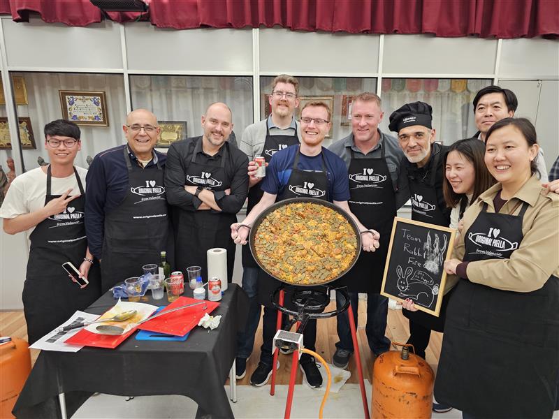 Puestos de cocina preparados para un concurso de paellas de empresa
